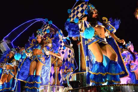 Escola de Samba Em Cima da Hora abre desfile do Grupo A do Carnaval carioca Escola de Samba Em Cima da Hora abre desfile do Grupo A do Carnaval carioca