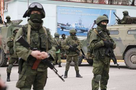 Soldados armados, ao lado de veículos do exército russo, em frente a um posto de guarda de fronteira na cidade de Balaclava, na Crimeia, em 1 de março <p>Soldados armados, ao lado de veículos do exército russo, em frente a um posto de guarda de fronteira na cidade de Balaclava, na Crimeia, em 1 de março</p>