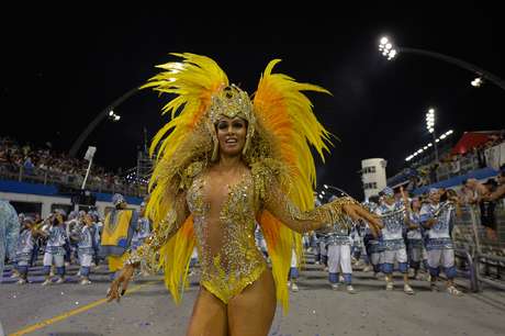 Milena usou uma fantasia comportada no desfile da Águia de Ouro, em São Paulo <p>Milena usou uma fantasia comportada no desfile da Águia de Ouro, em São Paulo</p>