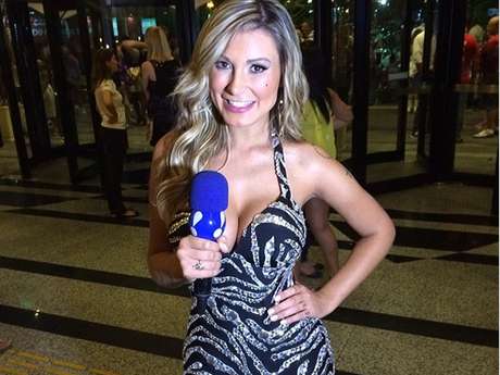 Instagram / Reprodução No Carnaval 2014, a loira chama a atenção e, além de desfilar, ajuda na reportagem da Rede TV