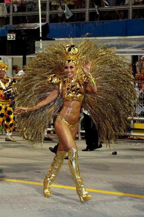 Madrinha de bateria, Sabrina atraiu todos os olhares ao passar pela avenida <p>Madrinha de bateria, Sabrina atraiu todos os olhares ao passar pela avenida</p>