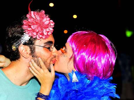 O romance estava no ar mesmo entre os fantasiados O romance estava no ar mesmo entre os fantasiados