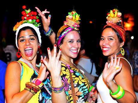 Folionas fazem a festa em pinheiros após cantarem no metrô Folionas fazem a festa em pinheiros após cantarem no metrô