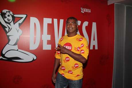 Pego em blitz, Romário se defende: "tomei taça de champagne"