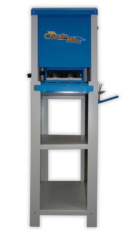 O equipamento faz todas as etapas da fabricação do calçado - corte, furo, fresa e colocação das tiras O equipamento faz todas as etapas da fabricação do calçado - corte, furo, fresa e colocação das tiras