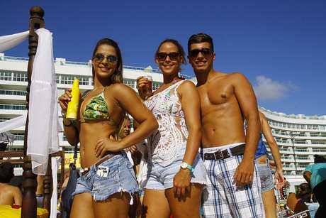 De Gostosas A Bombados Festa Na Piscina Agita Salvador