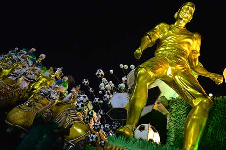 Zico foi homenageado pela Imperatriz <p>Zico foi homenageado pela Imperatriz</p>