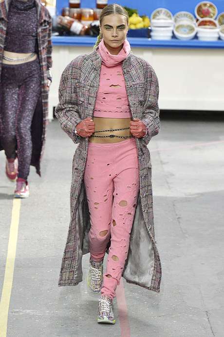 A top britânica Cara Delevingne (foto) foi um dos destaques do desfile da Chanel, que aconteceu nesta terça-feira (04), durante a semana de moda de Paris. A coleção apresentada pela maison francesa era bastante vibrante e divertida, com muita mistura de cores e looks despojados. No entanto, o clássico tweed apareceu em conjunto de saia e blazer, combinado com botas de cadarço <p>A top britânica Cara Delevingne (foto) foi um dos destaques do desfile da Chanel, que aconteceu nesta terça-feira (04), durante a semana de moda de Paris. A coleção apresentada pela maison francesa era bastante vibrante e divertida, com muita mistura de cores e looks despojados. No entanto, o clássico tweed apareceu em conjunto de saia e blazer, combinado com botas de cadarço</p>