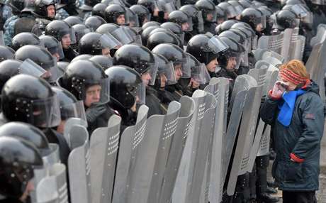 AFP en español Manifestante frente a policías en Kiev.