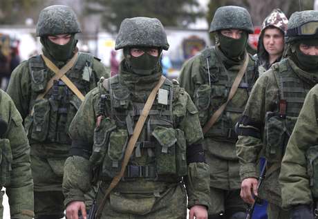 Soldados pró-russos fazem guarda a uma base da infantaria ucraniana em Perevalne, Ucrânia, nesta terça-feira, 4 de março Soldados pró-russos fazem guarda a uma base da infantaria ucraniana em Perevalne, Ucrânia, nesta terça-feira, 4 de março