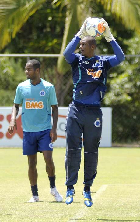 Terceiro goleiro do Cruzeiro, Elisson pode ser anunciado no Coritiba ainda nesta quinta-feira (17) Terceiro goleiro do Cruzeiro, Elisson pode ser anunciado no Coritiba ainda nesta quinta-feira (17)