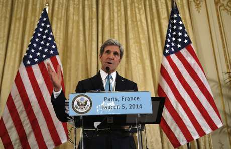 "Não nos parecia apropriado que falássemos com os russos sem contar com os ucranianos", disse Kerry "Não nos parecia apropriado que falássemos com os russos sem contar com os ucranianos", disse Kerry