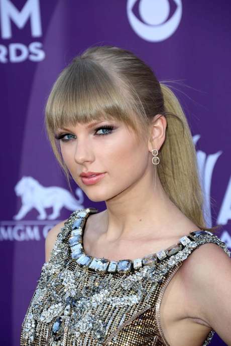 Sucesso absoluto entre famosas internacionais como Taylor Swift, o estilo de maquiagem costuma evidenciar de forma sutil os olhos ou a boca Sucesso absoluto entre famosas internacionais como Taylor Swift, o estilo de maquiagem costuma evidenciar de forma sutil os olhos ou a boca