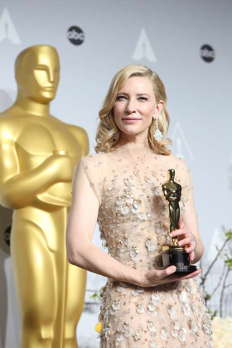 Vencedora do Oscar de melhor atriz pela atuação no filme "Blue Jasmine", a veterana dos cinemas não chamou atenção apenas pelo prêmio conquistado ou pelo belo vestido que escolheu para desfilar no tapete vermelho <p>Vencedora do Oscar de melhor atriz pela atuação no filme "Blue Jasmine", a veterana dos cinemas não chamou atenção apenas pelo prêmio conquistado ou pelo belo vestido que escolheu para desfilar no tapete vermelho</p>