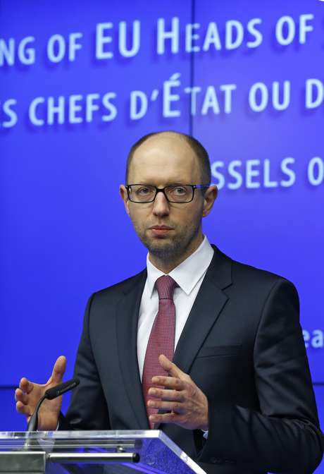 O premiê ucraniano, Arseny Yatseniuk, em coletiva de imprensa durante reunião de emergência com líderes europeus, em Bruxelas, no dia 6 de março <p>O premiê ucraniano, Arseny Yatseniuk, em coletiva de imprensa durante reunião de emergência com líderes europeus, em Bruxelas, no dia 6 de março</p>