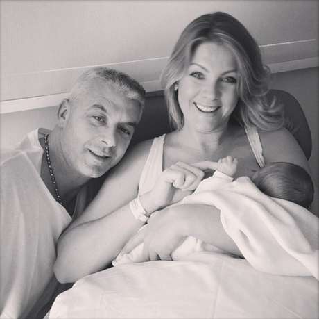 Ana Hickmann postou uma foto com o filho nos braços Ana Hickmann postou uma foto com o filho nos braços