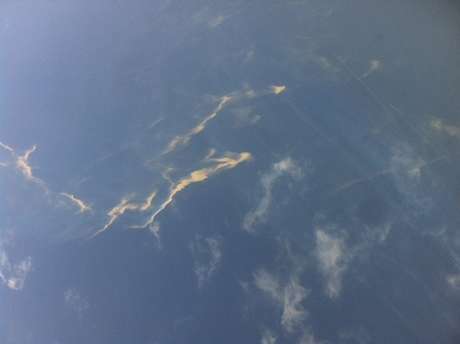 Vista aérea da mancha de óleo, a partir de um avião da Força Aérea do Vietnã, nas buscas pelo avião desaparecido da Malaysia Airlines, neste sábado, 8 de março Vista aérea da mancha de óleo, a partir de um avião da Força Aérea do Vietnã, nas buscas pelo avião desaparecido da Malaysia Airlines, neste sábado, 8 de março