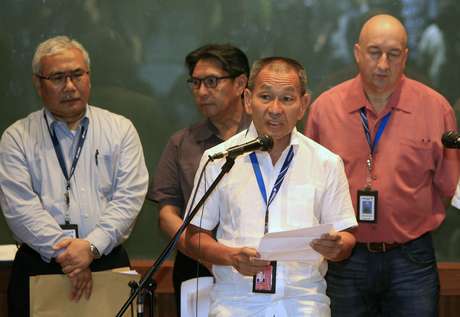 Ahmad Jauhari Yahyain, chefe-executivo do Grupo Malaysian Airlines, confirma a perda de contato com o Boeing 777-200 Ahmad Jauhari Yahyain, chefe-executivo do Grupo Malaysian Airlines, confirma a perda de contato com o Boeing 777-200
