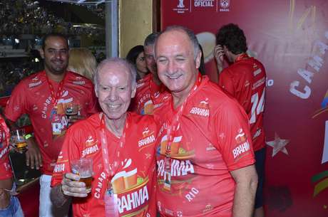 Divulgação Zagallo e Felipão marcaram presença no camarote Brahma, neste sábado (8), no desfile das campeãs, no Rio de Janeiro