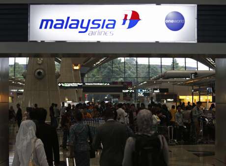 Passageiros fazem fila na loja da Malaysia Airlines, no aeroporto internacional de Kuala Lumpur, em Sepang, neste domingo, 9 de março <p>Passageiros fazem fila na loja da Malaysia Airlines, no aeroporto internacional de Kuala Lumpur, em Sepang, neste domingo, 9 de março</p>