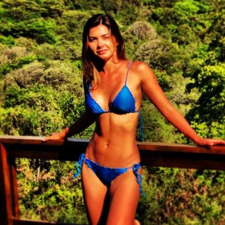 Filha de Datena, Leticia Wiermann curtiu férias em Fernando de Noronha. No domingo (9), a repórter publicou uma foto da viagem no Instagram em que mostrou boa forma ao usar biquíni azul tipo cortininha e calcinha com lacinho na lateral. "Noronha Time! Vou ficar com saudades :/ #paraíso", escreveu ela na legenda <p>Filha de Datena, Leticia Wiermann curtiu férias em Fernando de Noronha. No domingo (9), a repórter publicou uma foto da viagem no Instagram em que mostrou boa forma ao usar biquíni azul tipo cortininha e calcinha com lacinho na lateral. "Noronha Time! Vou ficar com saudades :/ #paraíso", escreveu ela na legenda</p>