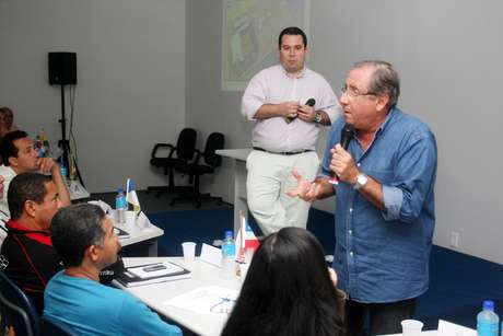 Fabio Azevedo (de branco, em pé) sempre foi muito ligado ao presidente da FIVB, Ary Graça Filho (de azul, em pé), durante sua passagem pela CBV <p>Fabio Azevedo (de branco, em pé) sempre foi muito ligado ao presidente da FIVB, Ary Graça Filho (de azul, em pé), durante sua passagem pela CBV</p>