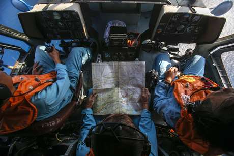 Militares da Malásia acreditam terem rastreado o avião da Malaysia Airlines no Estreito de Malaca, o que indicaria que o mesmo teria mudado sua rota após sumir dos radares Militares da Malásia acreditam terem rastreado o avião da Malaysia Airlines no Estreito de Malaca, o que indicaria que o mesmo teria mudado sua rota após sumir dos radares