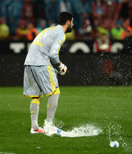 Goleiro Demirel foi o principal alvo <p>Goleiro Demirel foi o principal alvo</p>