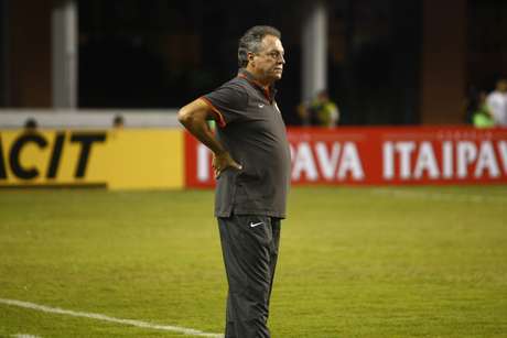 Treinador tentou fechar o treino para imprensa e torcedores <p>Treinador tentou fechar o treino para imprensa e torcedores</p>