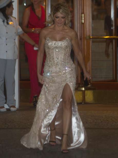 Antônia Fontenelle foi uma das primeiras convidadas a chegar ao casamento do cantor Latino e da modelo Rayanne Morais Antônia Fontenelle foi uma das primeiras convidadas a chegar ao casamento do cantor Latino e da modelo Rayanne Morais