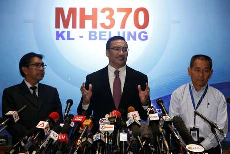 Ministro do Transportes da Malásia, Hishammuddin Hussein (ao centro) desmentiu a informação divulgada pelo Wall Street Journal de que o voo da Malaysian Airlines teria percorrido mais de 3 mil quilômetros após o último sinal detectado pelo radar <p>Ministro do Transportes da Malásia, Hishammuddin Hussein (ao centro) desmentiu a informação divulgada pelo Wall Street Journal de que o voo da Malaysian Airlines teria percorrido mais de 3 mil quilômetros após o último sinal detectado pelo radar</p>