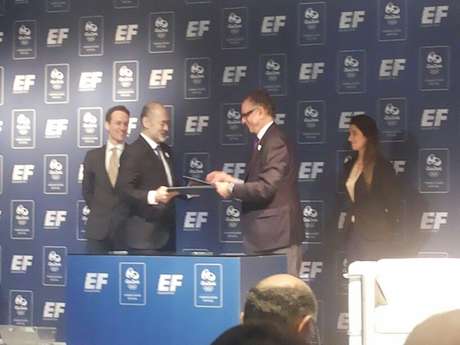 Marcus Vinícius Pinto / Terra Carlos Artur Nuzman e Ênio Ohmaye assinam contrato de parceria entre Rio 2016 e empresa de idioma