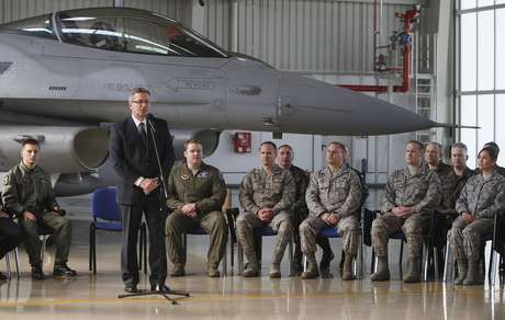 Presidente da Polônia, Bronislaw Komorowski, fala com homens da aviação dos Estados Unidos e da Polônia nesta terça-feira. Os EUA enviaram jatos para o país em meio às tensões na Ucrânia Presidente da Polônia, Bronislaw Komorowski, fala com homens da aviação dos Estados Unidos e da Polônia nesta terça-feira. Os EUA enviaram jatos para o país em meio às tensões na Ucrânia