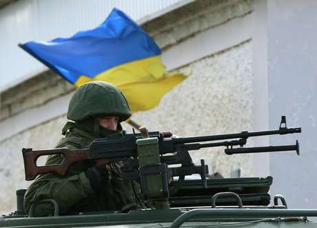 Militar russo faz guarda do lado de fora da base militar ucraniana em Perevalnove, próximo à cidade de Simferopol em 13 de março Militar russo faz guarda do lado de fora da base militar ucraniana em Perevalnove, próximo à cidade de Simferopol em 13 de março