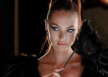 Max Factor / Divulgação <p>Candice aparece sensual no vídeo da marca</p>