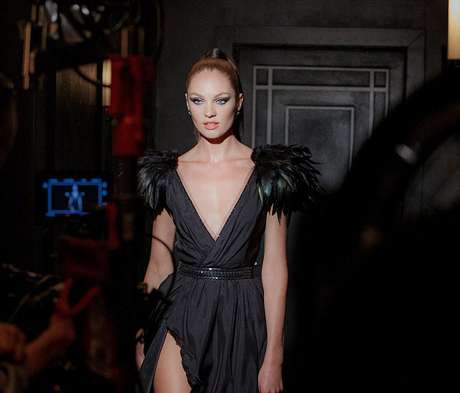 Max Factor / Divulgação <p>Para a campanha, ela usou um vestido decotado e com fenda</p>