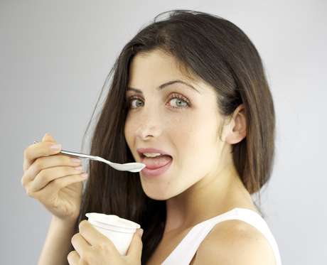 Saiba a importância de comer bem para ter cabelo saudável. Alimentos ricos ferro, zinco e cálcio, como o iogurte, estão entre os que mais bem fazem aos fios Saiba a importância de comer bem para ter cabelo saudável. Alimentos ricos ferro, zinco e cálcio, como o iogurte, estão entre os que mais bem fazem aos fios