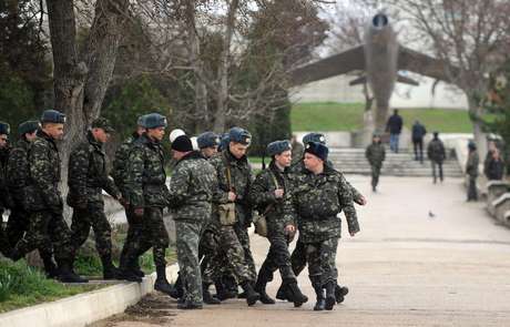 Soldados ucranianos marcham dentro da base aérea militar Belbe, próximo de Sevastopol, nesta terça-feira, 18 de março Soldados ucranianos marcham dentro da base aérea militar Belbe, próximo de Sevastopol, nesta terça-feira, 18 de março