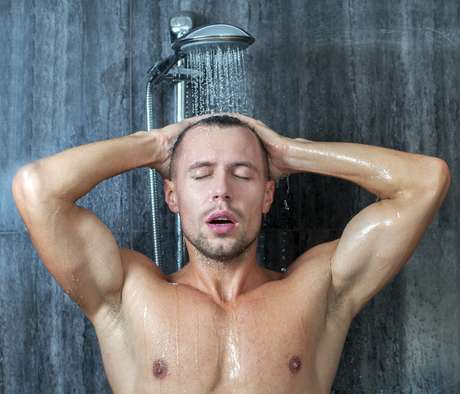 No vestiário, homens costumam comparar tamanhos dos pênis No vestiário, homens costumam comparar tamanhos dos pênis