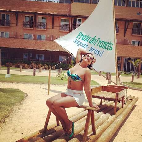 Durante viagem para Alagoas, Solange Couto mostrou as curvas usando biquíni tomara-que-caia com estampa azul e verde, microssaia branca e chinelo. A atriz, que tem 56 anos, já passou por uma cirurgia de redução de estômago e perdeu mais de 40 kg. "Gostooooooso!", escreveu ela na legenda enquanto curtia a praia <p>Durante viagem para Alagoas, Solange Couto mostrou as curvas usando biquíni tomara-que-caia com estampa azul e verde, microssaia branca e chinelo. A atriz, que tem 56 anos, já passou por uma cirurgia de redução de estômago e perdeu mais de 40 kg. "Gostooooooso!", escreveu ela na legenda enquanto curtia a praia</p>