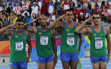 Revezamento brasileiro ficou com medalha de ouro Revezamento brasileiro ficou com medalha de ouro