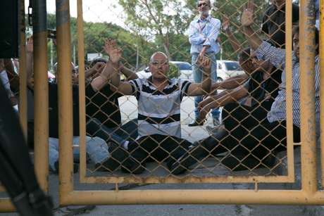 Agentes penitenci&aacute;rios, em greve h&aacute; dez dias, impediram a entrada de caminh&otilde;es com cerca de 100 presos na unidade. Os manifestantes pedem melhores condi&ccedil;&otilde;es de trabalho e sal&aacute;rio
