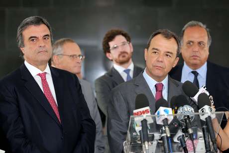 O governador do Rio, S&eacute;rgio Cabral, e o ministro da Justi&ccedil;a, Jos&eacute; Eduardo Cardozo, em coletiva ap&oacute;s a reuni&atilde;o com Dilma