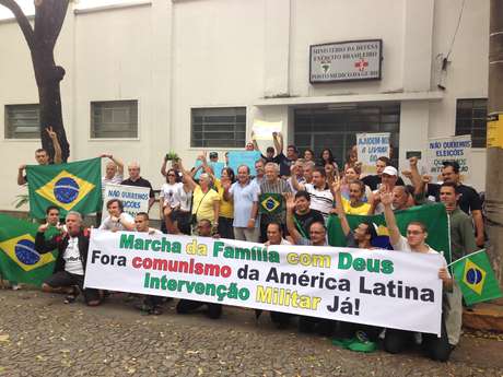 Cerca de 100 pessoas fizeram um ato pedindo a volta dos militares ao poder na tarde deste sábado, na região central de Belo Horizonte <p>Cerca de 100 pessoas fizeram um ato pedindo a volta dos militares ao poder na tarde deste sábado, na região central de Belo Horizonte</p>