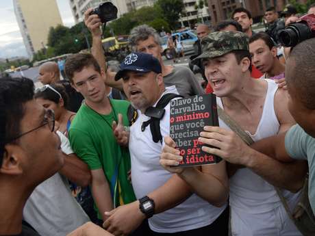 Manifestantes pró e contra intervenção militar discutem <p>Manifestantes pró e contra intervenção militar discutem</p>