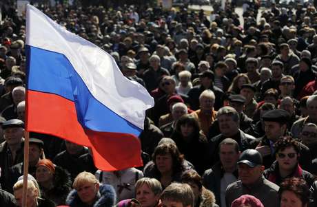 Cerca de 4 mil pessoas lotaram a cidade de Donetsk neste sábado Cerca de 4 mil pessoas lotaram a cidade de Donetsk neste sábado