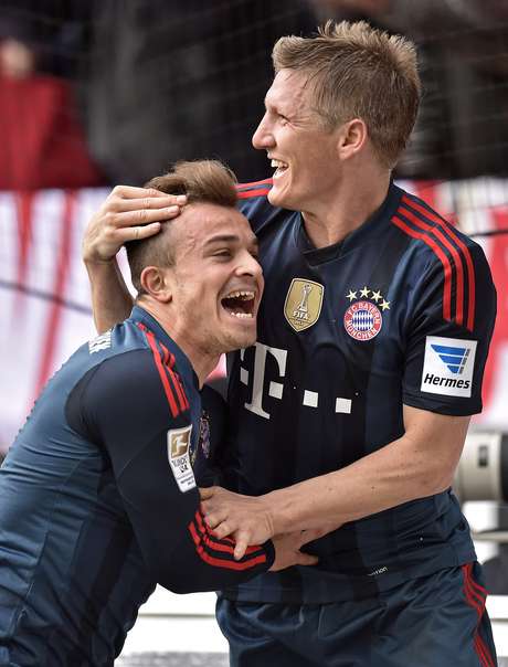 Shaqiri celebra com Schweinsteiger (direita) após gol salvador Shaqiri celebra com Schweinsteiger (direita) após gol salvador