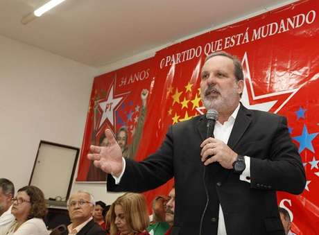 PT oficializou neste domingo apoio a candidato do PTB na disputa pelo governo de Pernambuco PT oficializou neste domingo apoio a candidato do PTB na disputa pelo governo de Pernambuco
