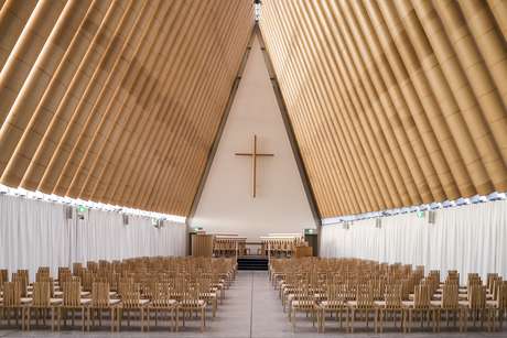 Depois do terremoto que devastou a cidade de Christchurch, na Nova Zelândia, Ban construiu abrigos temporários e até uma catedral com tubos de papelão <p>Depois do terremoto que devastou a cidade de Christchurch, na Nova Zelândia, Ban construiu abrigos temporários e até uma catedral com tubos de papelão</p>