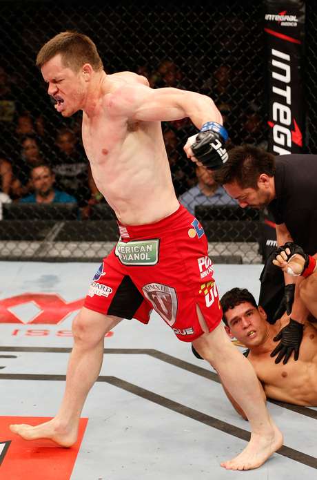 Dollaway comemora seu "nocaute relâmpago" sobre Cezar Mutante Dollaway comemora seu "nocaute relâmpago" sobre Cezar Mutante